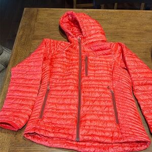 PATAGONIA women’s size medium EUC packable down hooded jacket. Bright red